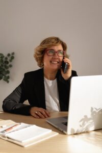 Carmina Coaching hablando por teléfono.